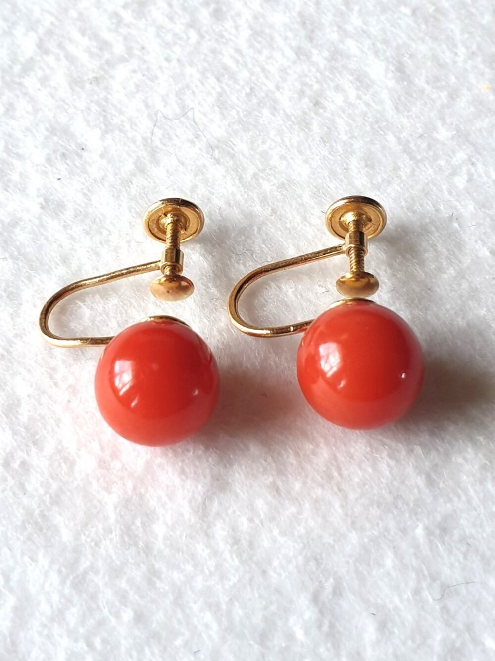 Vintage 14K Solid Gold Genuine Red Coral Screw Back Earrings - 3.35g, 10mm Beads